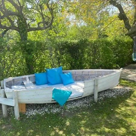 Vizparti Nyaralo- Beachfront Haven בית נופש *
